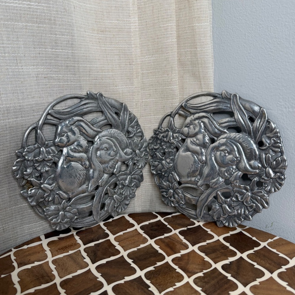 Vintage Arthur Court‎ Peltrina Rabbit Floral Aluminum Trivets Set of 2 Argentina